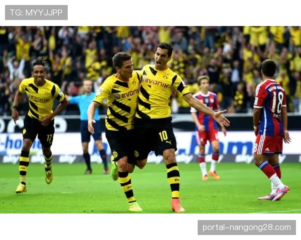 拜仁vs多特赛前,南看台巨型Tifo致敬已故功勋主席赫内斯